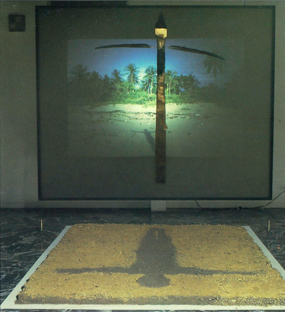 Pedro Terán. El vuelo del shaman, 1983. (*) La imagen corresponde a la exhibición de la obra en el Espacio Alterno-GAN. En la Bienal de Sao Paulo la pieza no incluyó la proyección de imágenes por fallas en el envío.