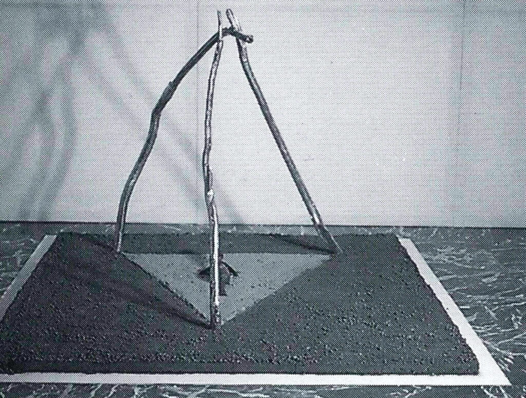 Pedro Terán. La morada del shaman, 1982. (*) La imagen corresponde a la exhibición de la obra en el Espacio Alterno-GAN. La obra no pudo ser presentada en la Bienal de Sao Paulo por fallas en el envío.