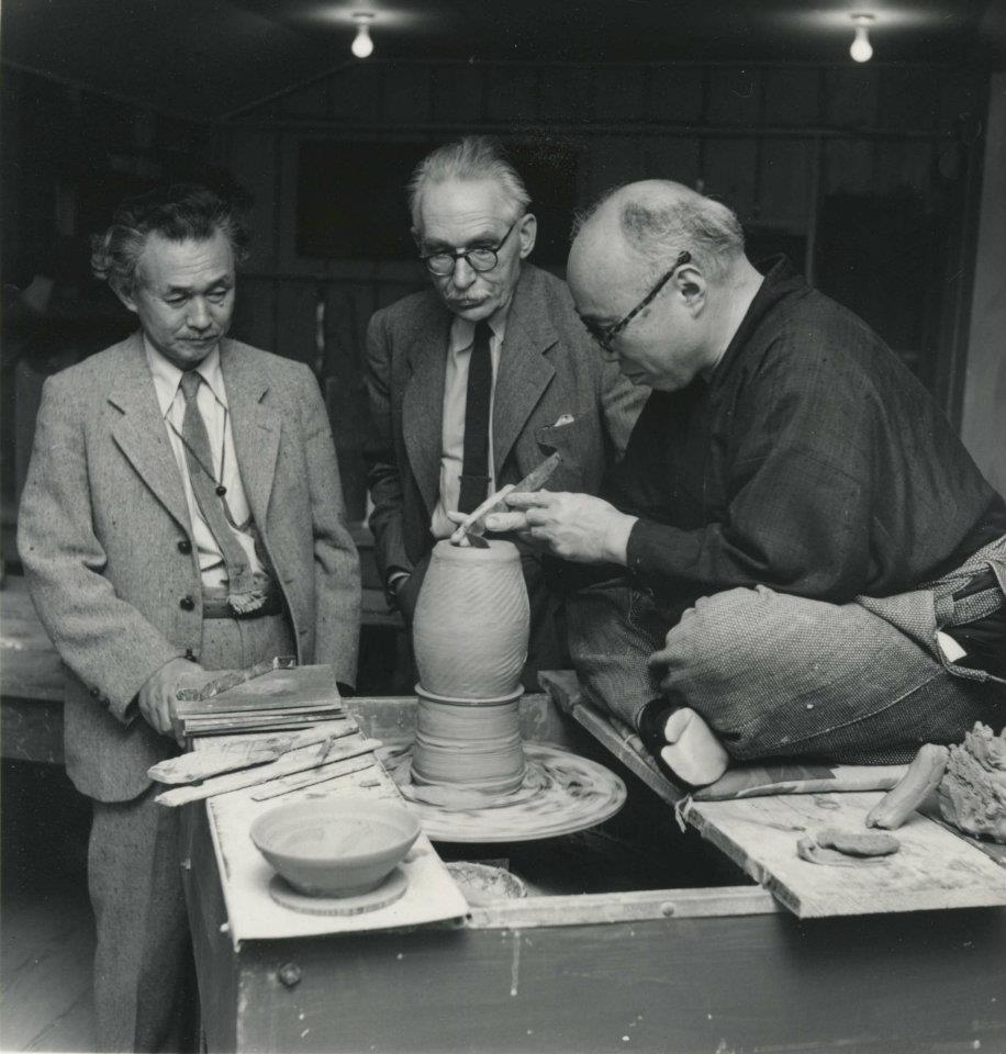 Sōetsu Yanagi, Bernard Leach y Shōji Hamada durante un ciclo de workshops en los Estados Unidos a principios de 1950. Fotógrafo sin identificar. Tomado de:  https://handmadeworlds.commons.bgc.bard.edu/yanagi-soetsu-bernard-leach-shoji-hamada/