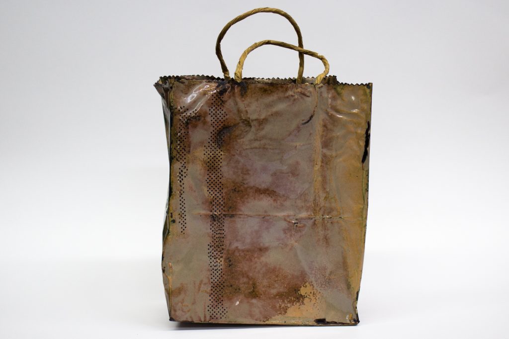 Lamis Feldman. Bolsa 301 beige con asas y pase fotográfico, 1976. Esmalte sobre metal. 26 x 19 x 10 cm