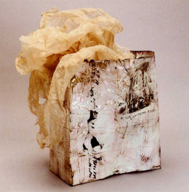 Lamis Feldman. Bolsa, 1976. Esmalte sobre metal y pase fotográfico. 32 x 22 cm