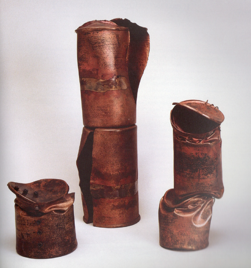 Lamis Feldman. Latas, 1981. Esmalte sobre metal. 15 x 14 cm, 49 x 16 cm, 31 x 12 cm