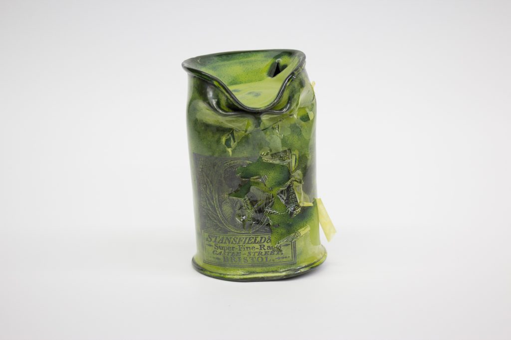 Lamis Feldman, serie Latas. Esmalte sobre metal.