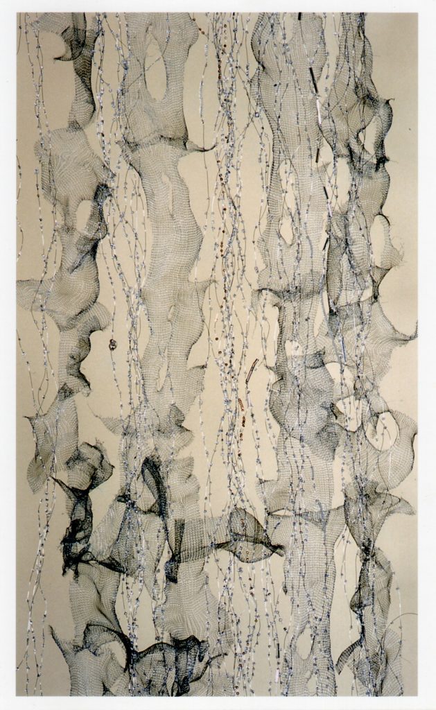 Lamis Feldman, Y sus lágrimas, lluvias y torrentes, devinieron flores (detalle), circa 2004, malla metálica y mostacillas. Fotografía de Enrico Armas