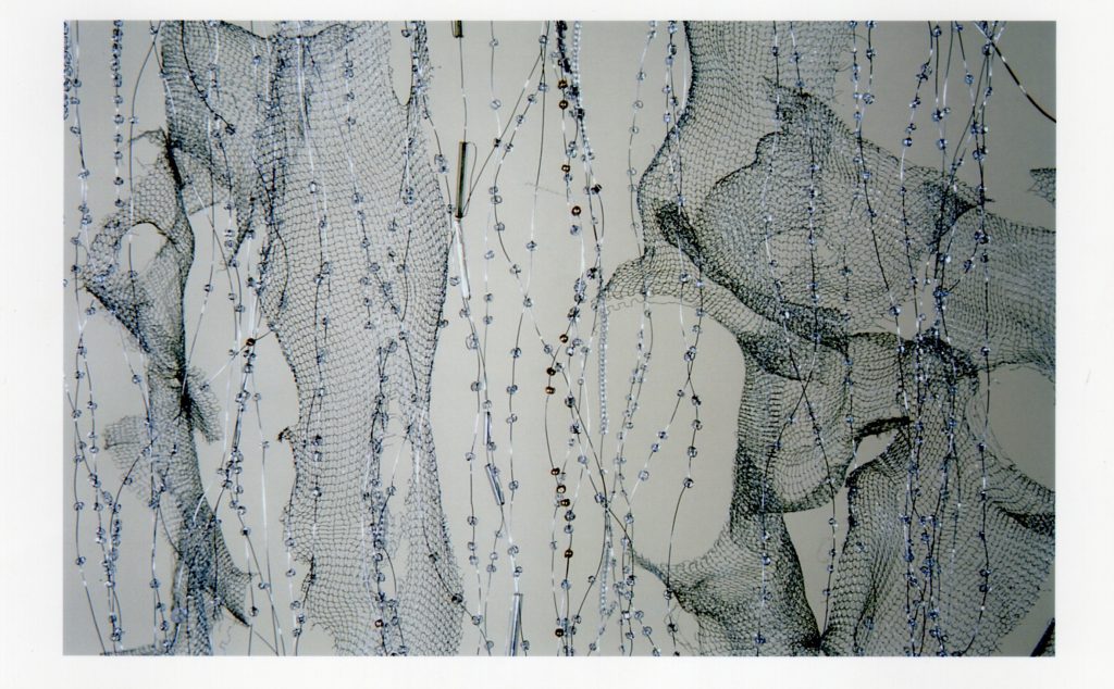 Lamis Feldman, Y sus lágrimas, lluvias y torrentes, devinieron flores (detalle), circa 2004, malla metálica y mostacillas. Fotografía de Enrico Armas