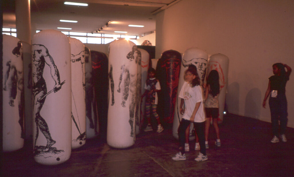 Ana María Mazzei, In memoriam Ewaipanoma Yanomami, vista de la instalación en la 22ª Bienal de São Paulo, octubre de 1994