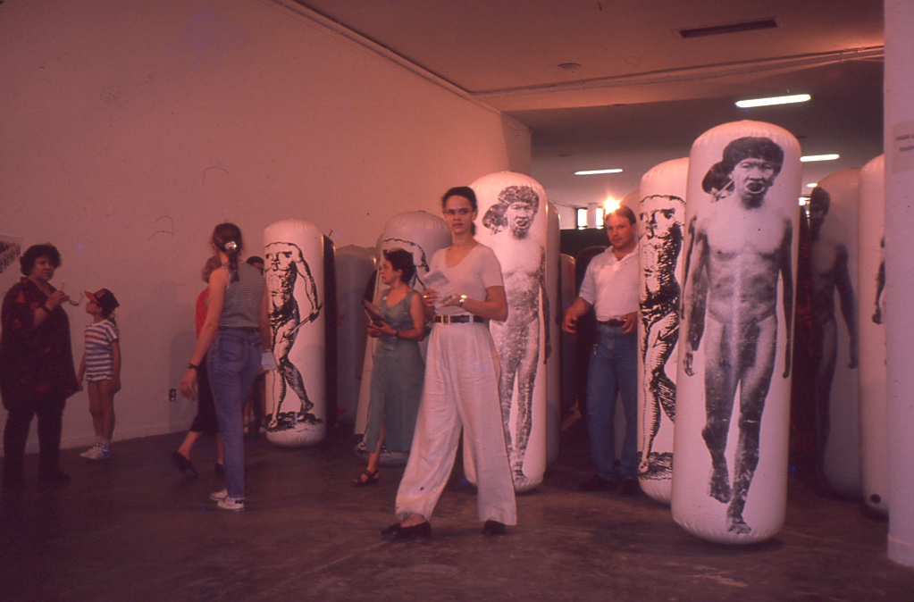 Ana María Mazzei, In memoriam Ewaipanoma Yanomami, vista de la instalación en la 22ª Bienal de São Paulo, octubre de 1994