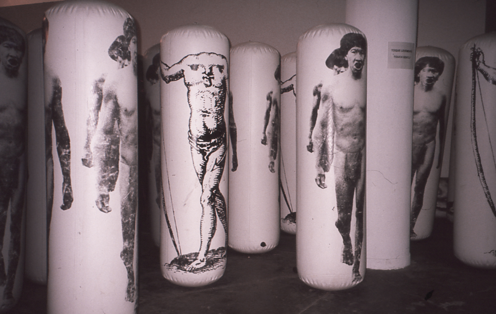 Ana María Mazzei. In Memoriam. Ewaipanoma - Yanomami. 22ª Bienal de São Paulo, 1994. Instalación de 99 cilindros de tela de caucho sintético inflados y pivotantes. 190 x 53 x 53 c/u. 