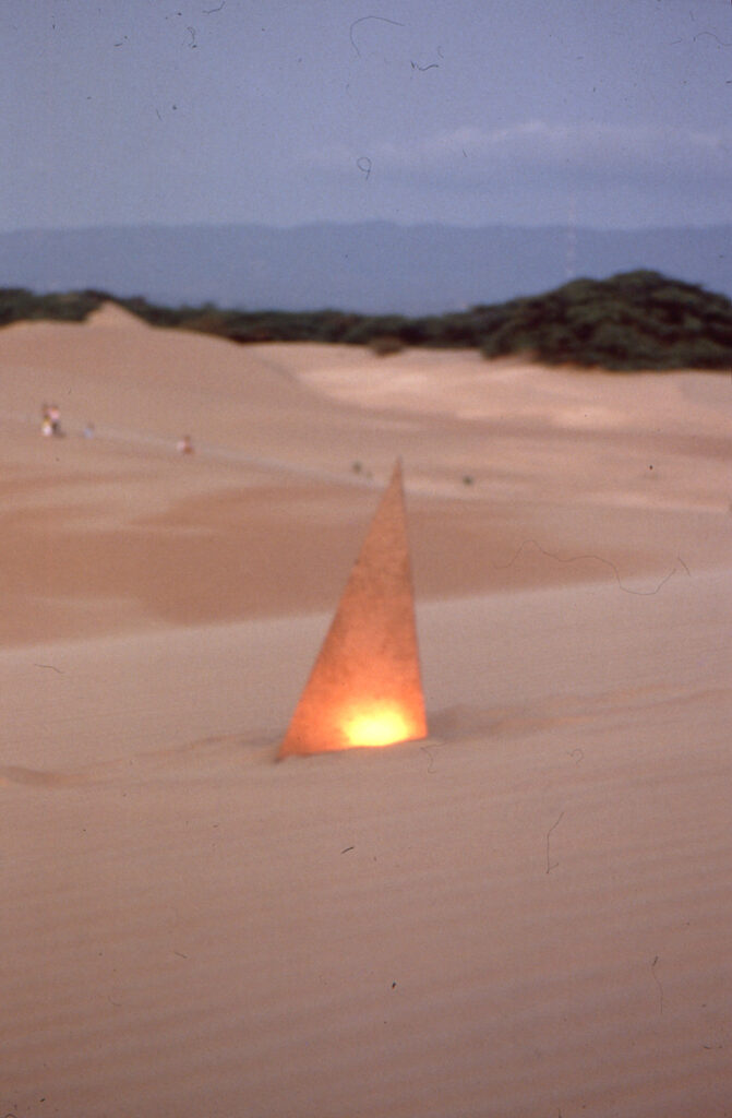 Ana María Mazzei, Triángulo de luz, 1989-1990. Selección de la secuencia fotográfica realizada en la Isla de Margarita, Estado Nueva Esparta, emplazando un triángulo de granito en el entorno natural.