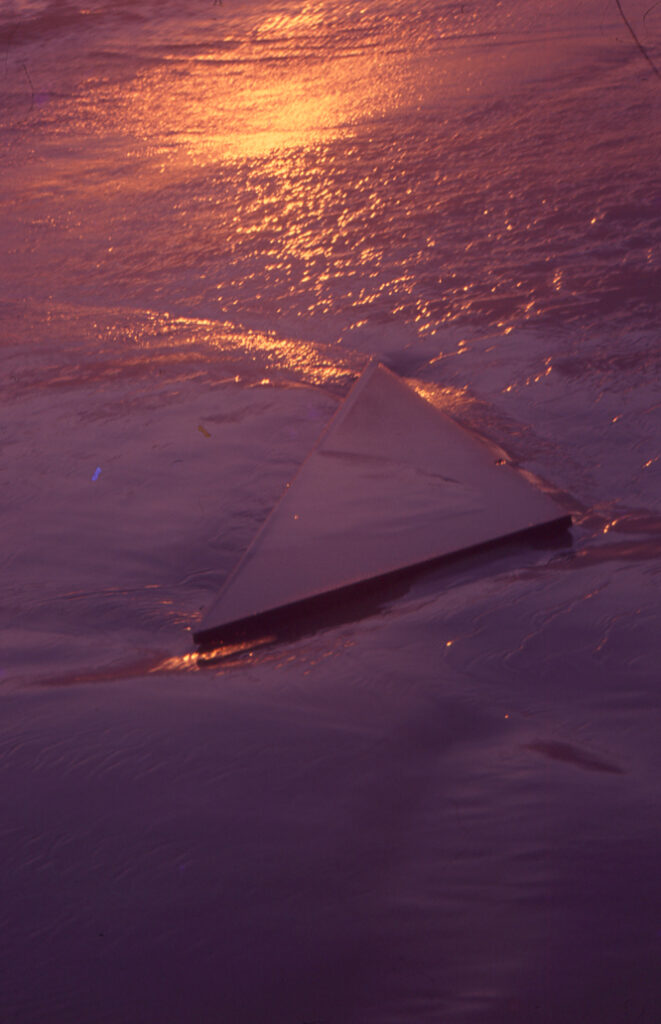 Ana María Mazzei, Triángulo de luz, 1989-1990. Selección de la secuencia fotográfica realizada en la Isla de Margarita, Estado Nueva Esparta, emplazando un triángulo de granito en el entorno natural.