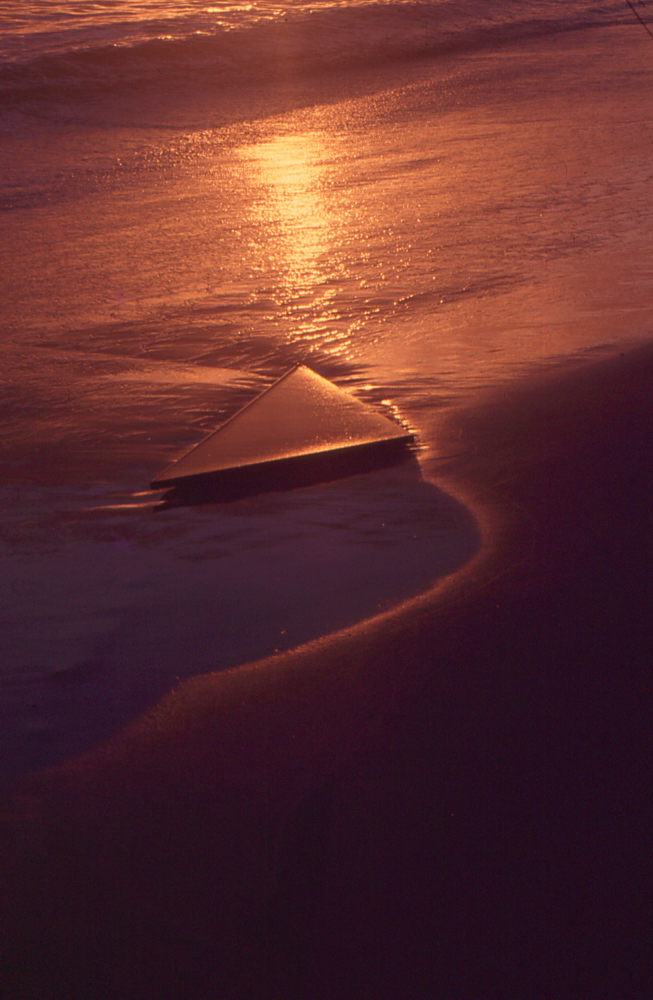 Ana María Mazzei, Triángulo de luz, 1989-1990. Selección de la secuencia fotográfica realizada en la Isla de Margarita, Estado Nueva Esparta, emplazando un triángulo de granito en el entorno natural.