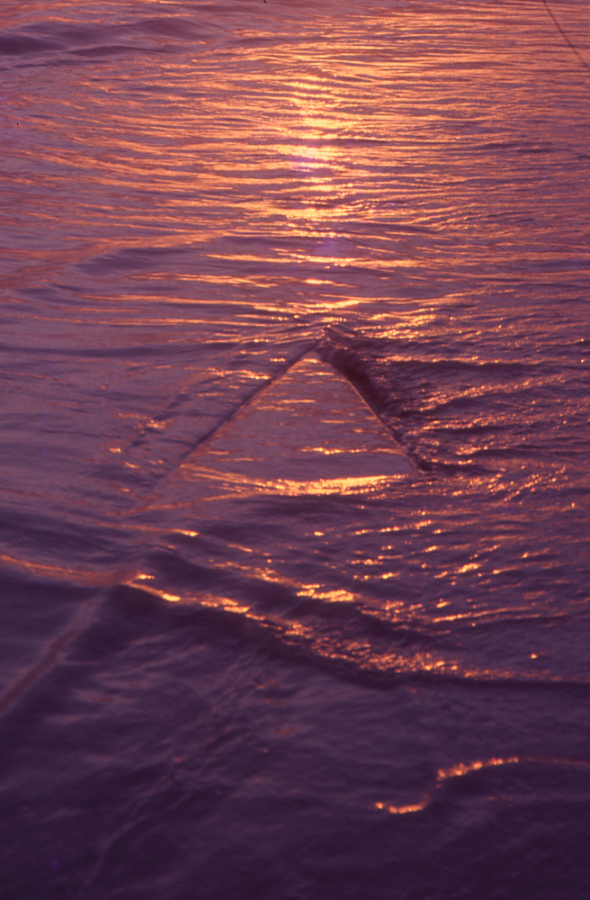 Ana María Mazzei, Triángulo de luz, 1989-1990. Selección de la secuencia fotográfica realizada en la Isla de Margarita, Estado Nueva Esparta, emplazando un triángulo de granito en el entorno natural.