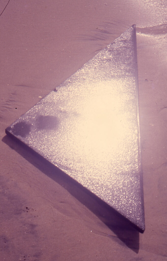 Ana María Mazzei, Triángulo de luz, 1989-1990. Selección de la secuencia fotográfica realizada en la Isla de Margarita, Estado Nueva Esparta, emplazando un triángulo de granito en el entorno natural.