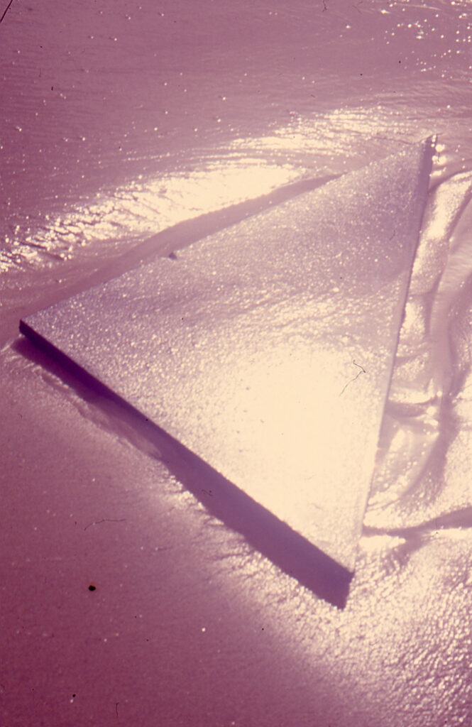 Ana María Mazzei, Triángulo de luz, 1989-1990. Selección de la secuencia fotográfica realizada en la Isla de Margarita, Estado Nueva Esparta, emplazando un triángulo de granito en el entorno natural.