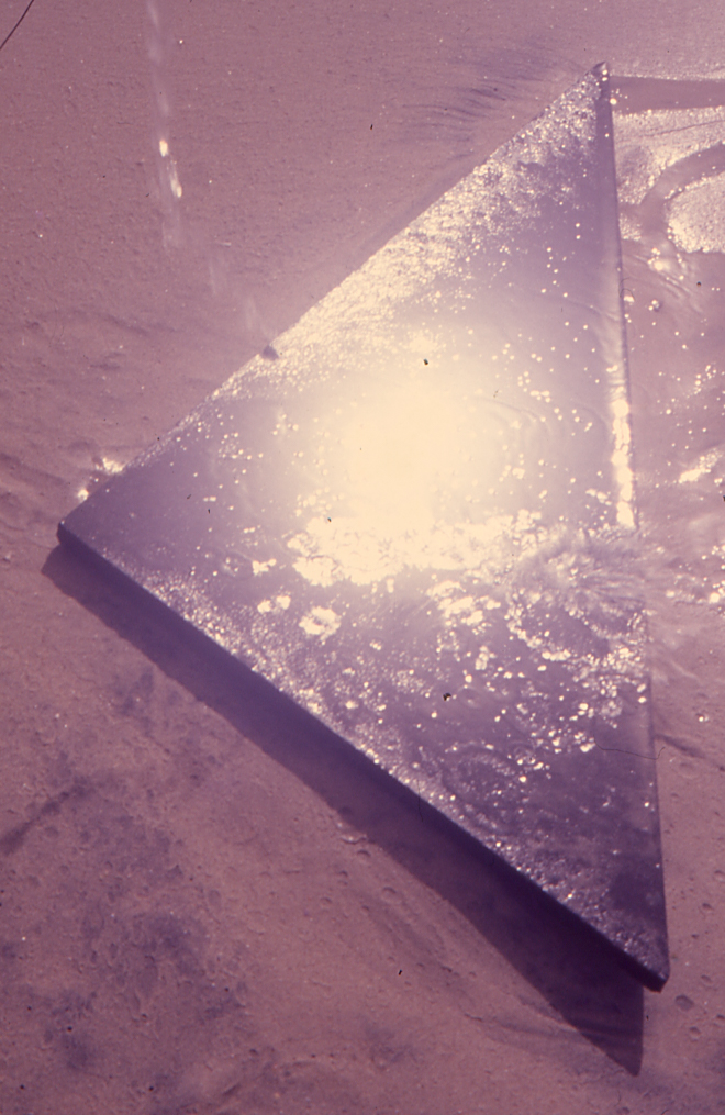 Ana María Mazzei, Triángulo de luz, 1989-1990. Selección de la secuencia fotográfica realizada en la Isla de Margarita, Estado Nueva Esparta, emplazando un triángulo de granito en el entorno natural.