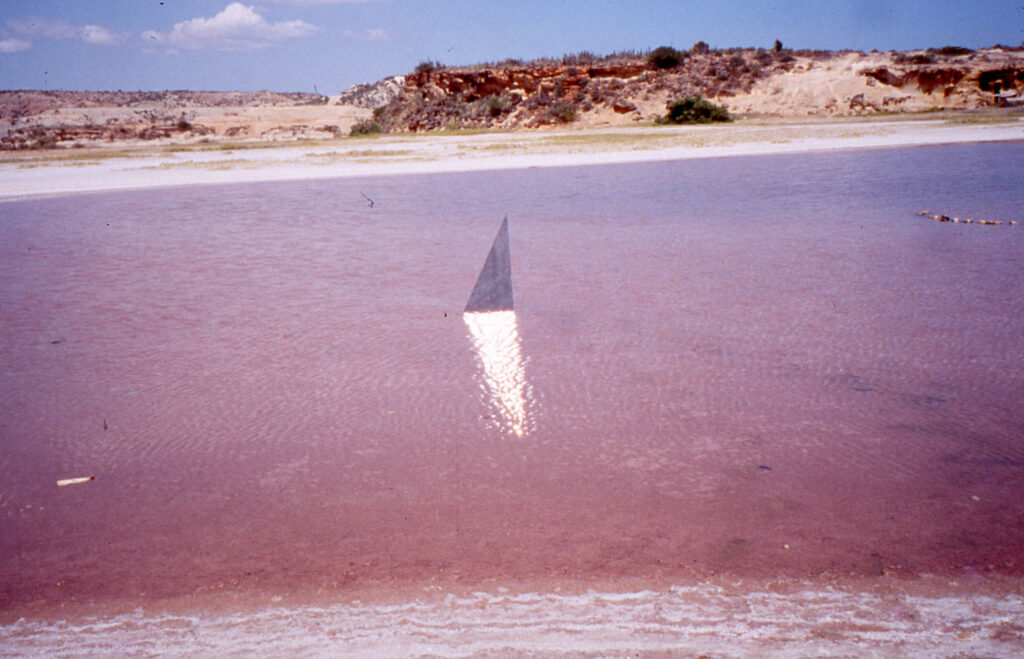Ana María Mazzei, Triángulo de luz, 1989-1990. Selección de la secuencia fotográfica realizada en la Isla de Margarita, Estado Nueva Esparta, emplazando un triángulo de granito en el entorno natural.