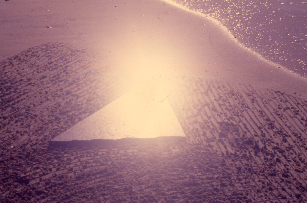 Ana María Mazzei, Triángulo de luz, 1989-1990. Selección de la secuencia fotográfica realizada en la Isla de Margarita, Estado Nueva Esparta, emplazando un triángulo de granito en el entorno natural.