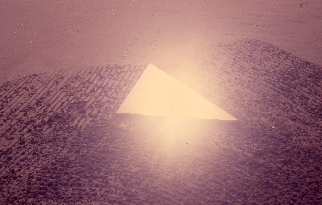 Ana María Mazzei, Triángulo de luz, 1989-1990. Selección de la secuencia fotográfica realizada en la Isla de Margarita, Estado Nueva Esparta, emplazando un triángulo de granito en el entorno natural.