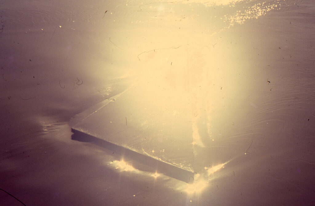 Ana María Mazzei, Triángulo de luz, 1989-1990. Selección de la secuencia fotográfica realizada en la Isla de Margarita, Estado Nueva Esparta, emplazando un triángulo de granito en el entorno natural.