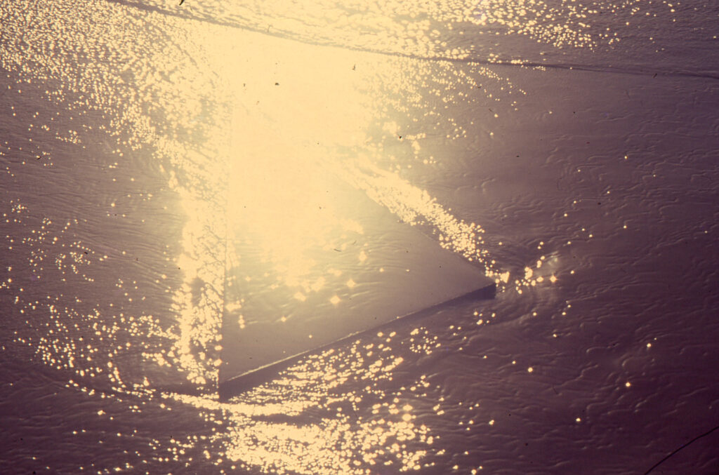 Ana María Mazzei, Triángulo de luz, 1989-1990. Selección de la secuencia fotográfica realizada en la Isla de Margarita, Estado Nueva Esparta, emplazando un triángulo de granito en el entorno natural.
