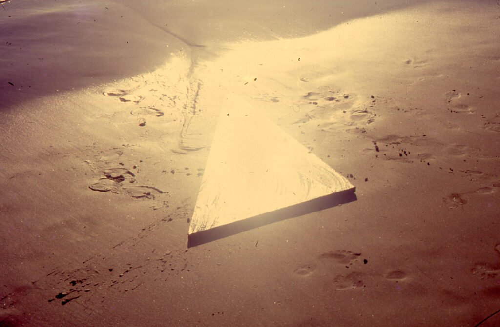 Ana María Mazzei, Triángulo de luz, 1989-1990. Selección de la secuencia fotográfica realizada en la Isla de Margarita, Estado Nueva Esparta, emplazando un triángulo de granito en el entorno natural.