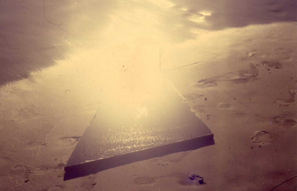 Ana María Mazzei, Triángulo de luz, 1989-1990. Selección de la secuencia fotográfica realizada en la Isla de Margarita, Estado Nueva Esparta, emplazando un triángulo de granito en el entorno natural.