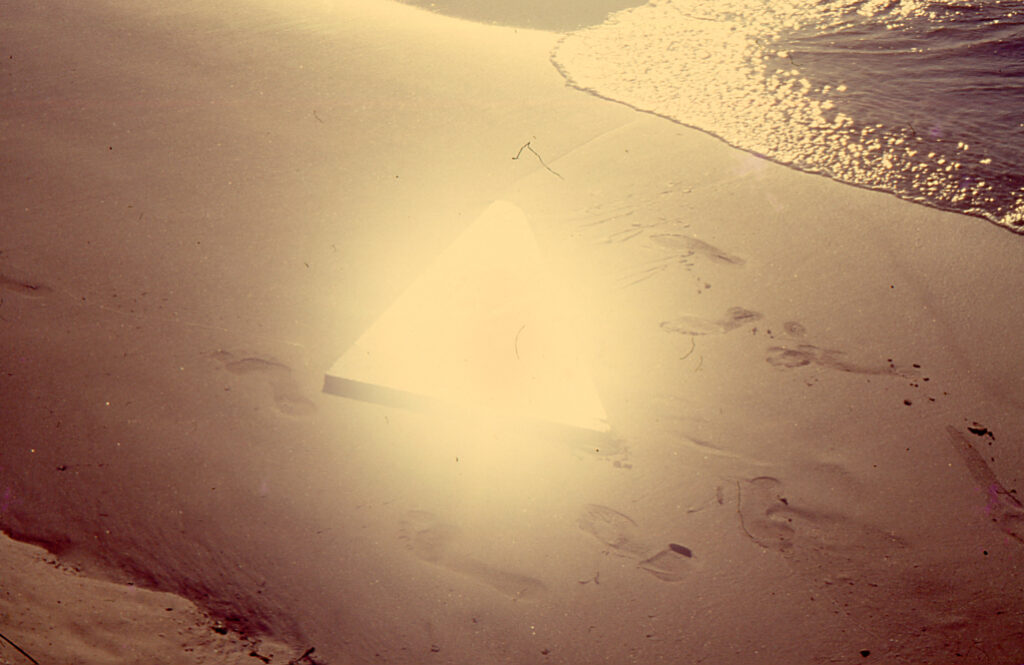 Ana María Mazzei, Triángulo de luz, 1989-1990. Selección de la secuencia fotográfica realizada en la Isla de Margarita, Estado Nueva Esparta, emplazando un triángulo de granito en el entorno natural.
