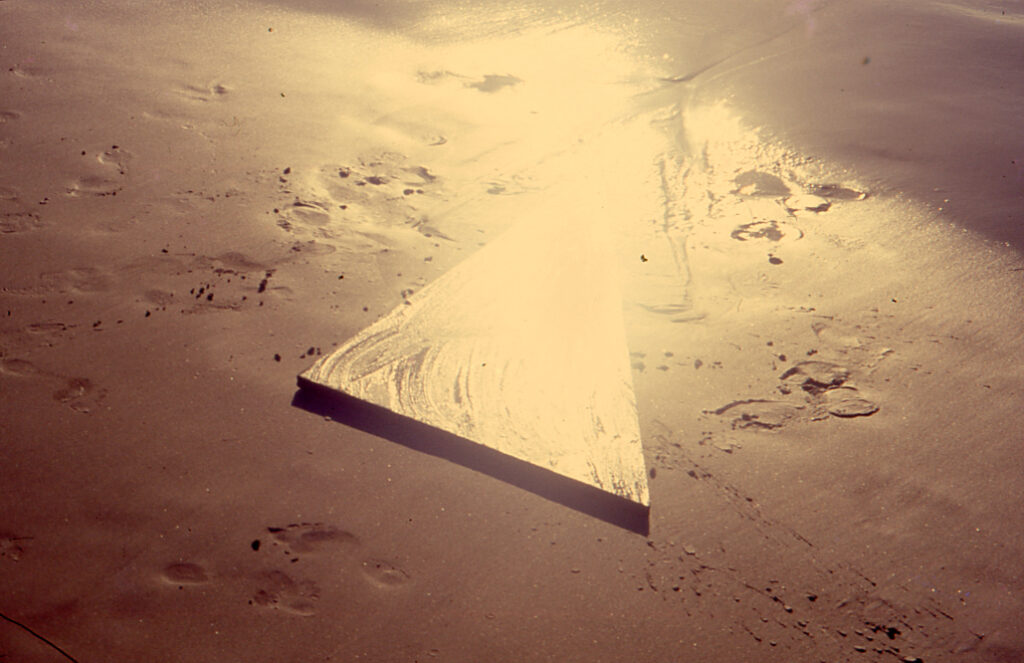 Ana María Mazzei, Triángulo de luz, 1989-1990. Selección de la secuencia fotográfica realizada en la Isla de Margarita, Estado Nueva Esparta, emplazando un triángulo de granito en el entorno natural.