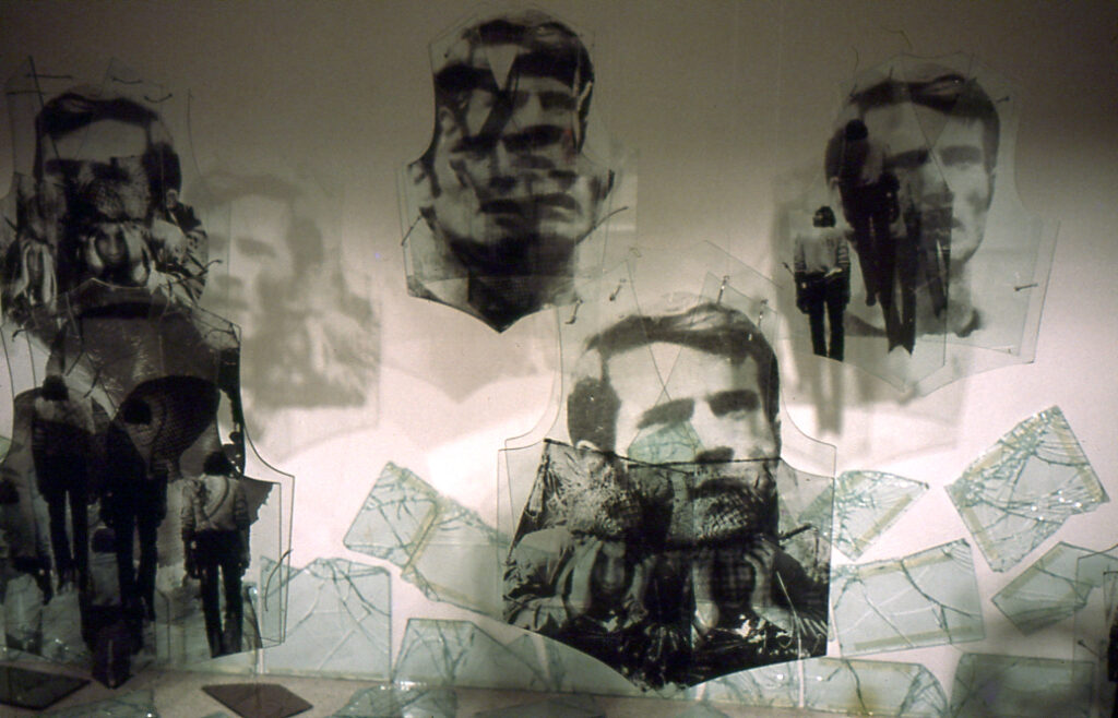 Ana María Mazzei, Chalecos antibalas, 2002. Impresión serigráfica en esmalte sobre vidrio industrial. Instalación presentada en la tercera edición del Salón del Vidrio, Museo de Arte Contemporáneo de Caracas Sofía Ímber, 2002