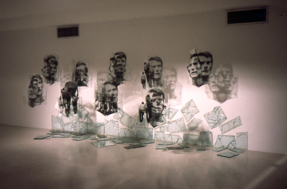 Ana María Mazzei, Chalecos antibalas, 2002. Impresión serigráfica en esmalte sobre vidrio industrial. Instalación presentada en la tercera edición del Salón del Vidrio, Museo de Arte Contemporáneo de Caracas Sofía Ímber, 2002