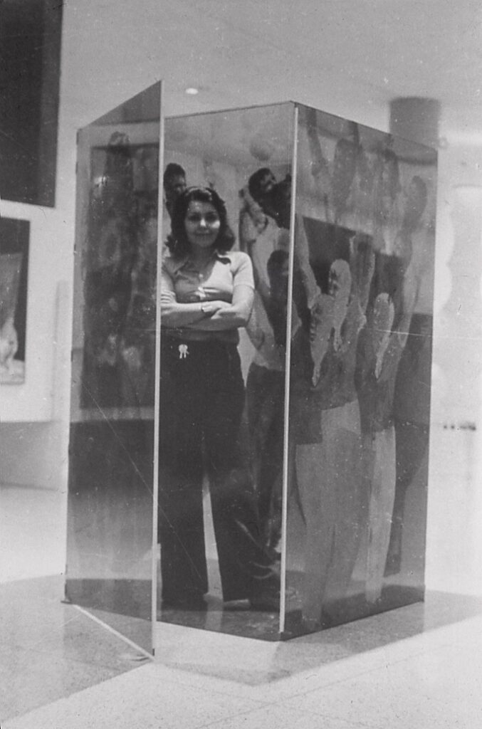 Ana María Mazzei junto a Caja acrílica (Cubículo), 1973. Serigrafía en esmalte sobre acrílico transparente. 200 x 110 x 110 cm.